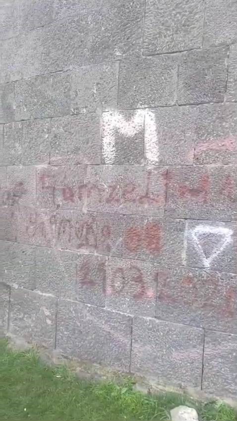 Binlerce yıllık surlara gelişigüzel yazılar yazdılar
