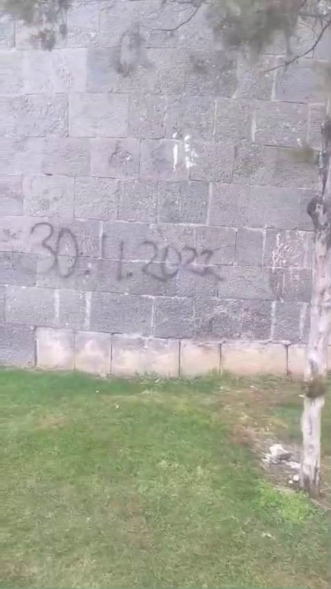 Binlerce yıllık surlara gelişigüzel yazılar yazdılar
