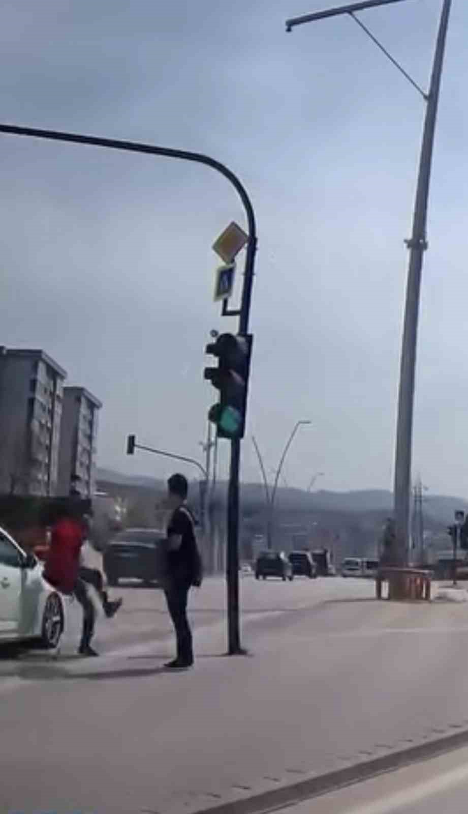 Bir adım hayat kurtardı… Kırmızı ışıkta yola atladı, facia teğet geçti
