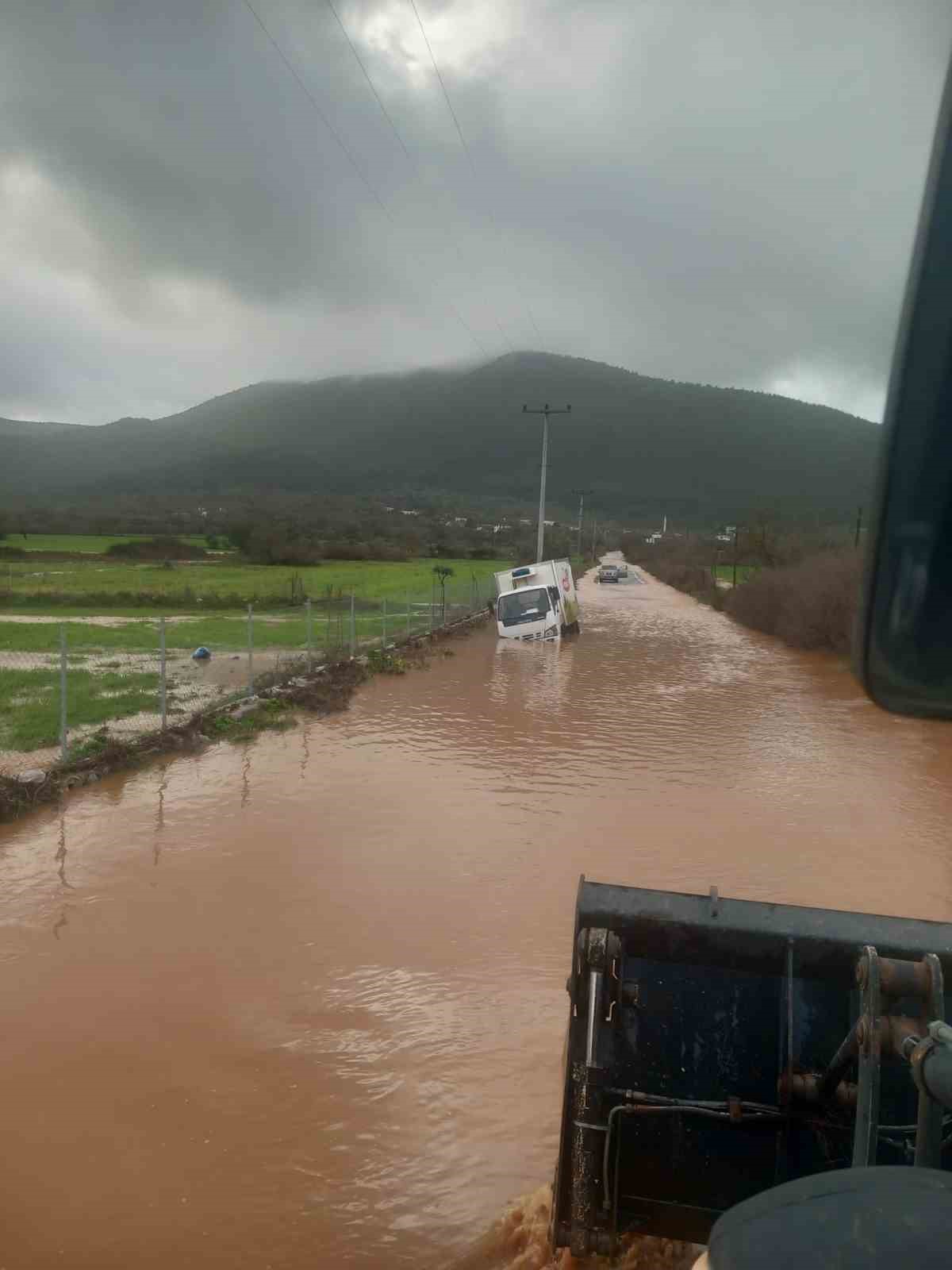 Bir anda bastıran yağmur kamyoneti yolda bıraktı, bir evi su bastı
