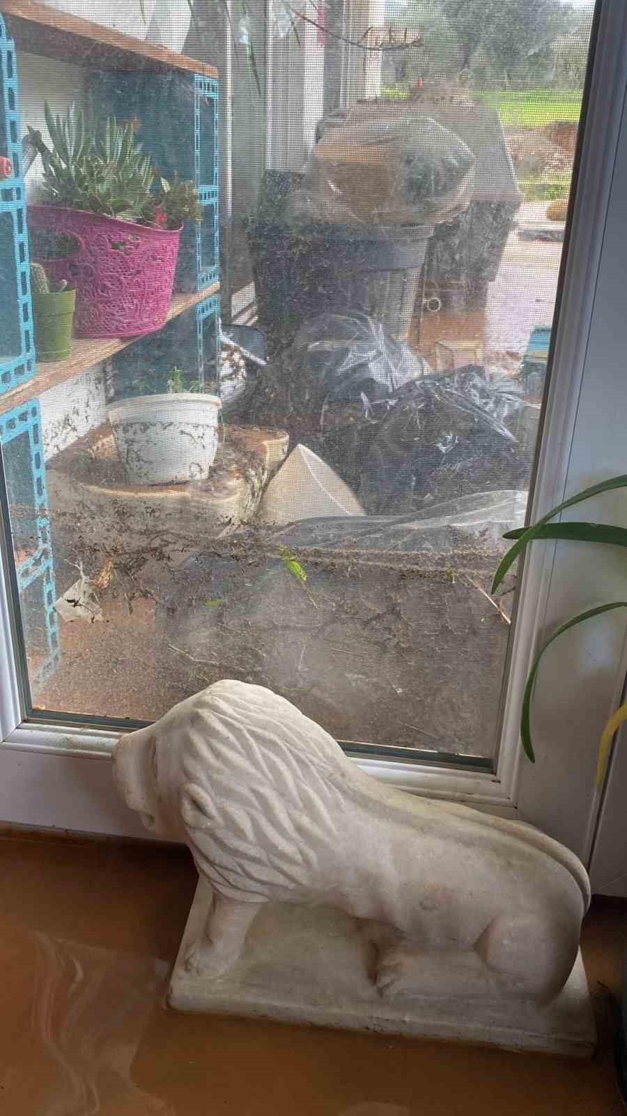 Bir anda bastıran yağmur kamyoneti yolda bıraktı, bir evi su bastı
