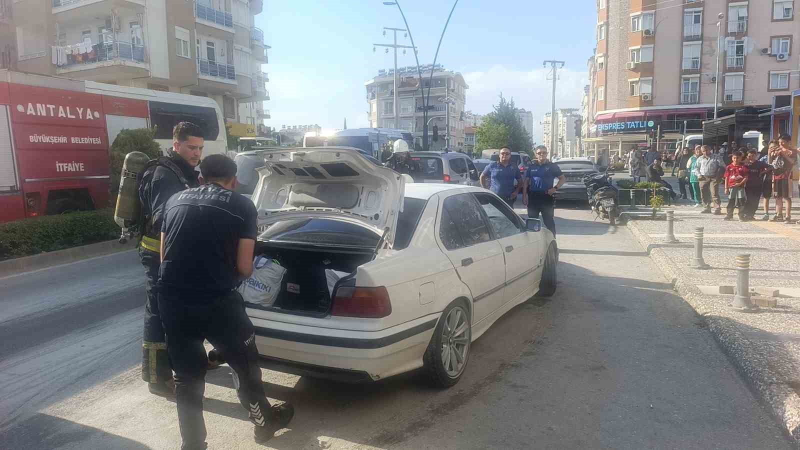 Bir anda patlayıp alev topuna dönen araçtan atlayıp canlarını zor kurtardılar
