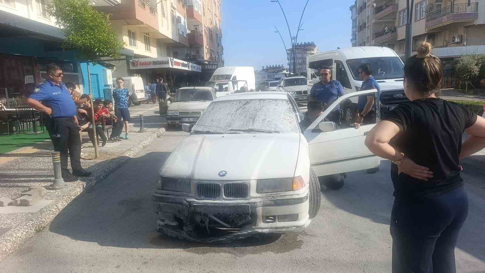 Bir anda patlayıp alev topuna dönen araçtan atlayıp canlarını zor kurtardılar
