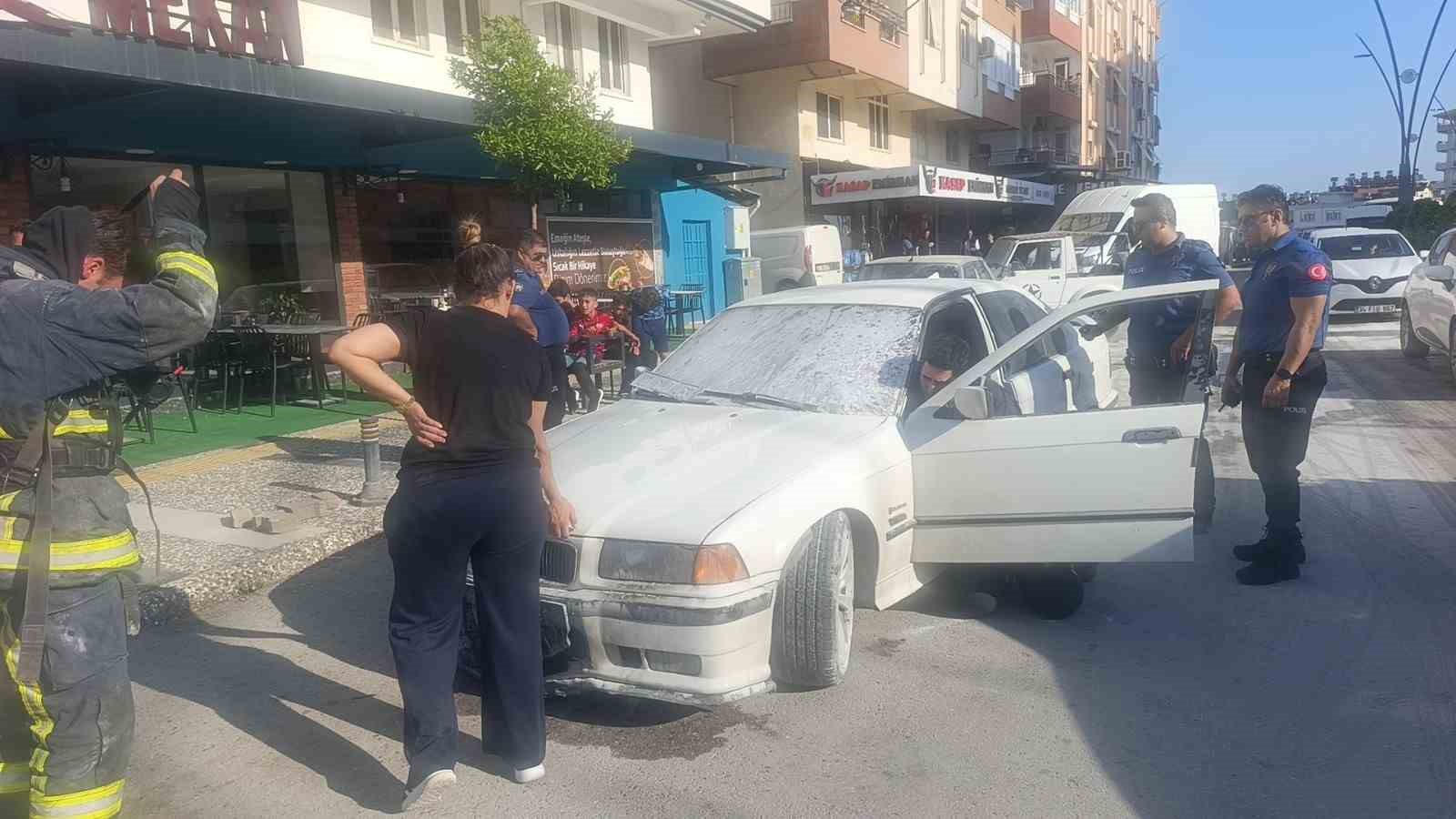 Bir anda patlayıp alev topuna dönen araçtan atlayıp canlarını zor kurtardılar
