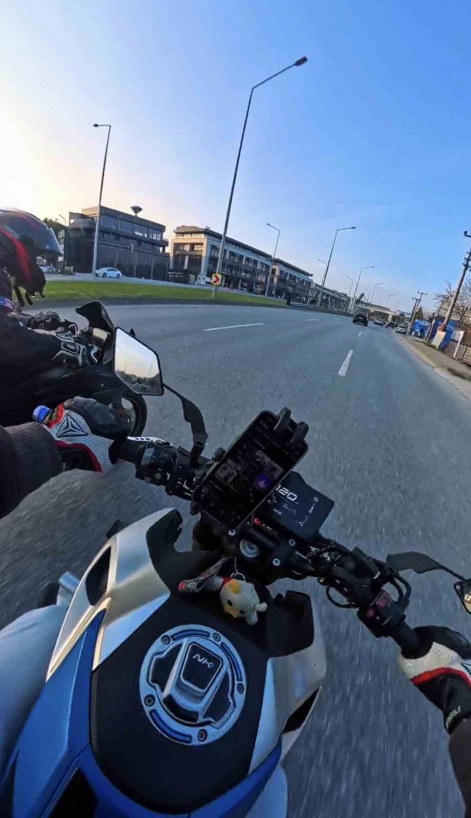 Bir anda şerit değiştirdi, motosikletler çarpıştı
