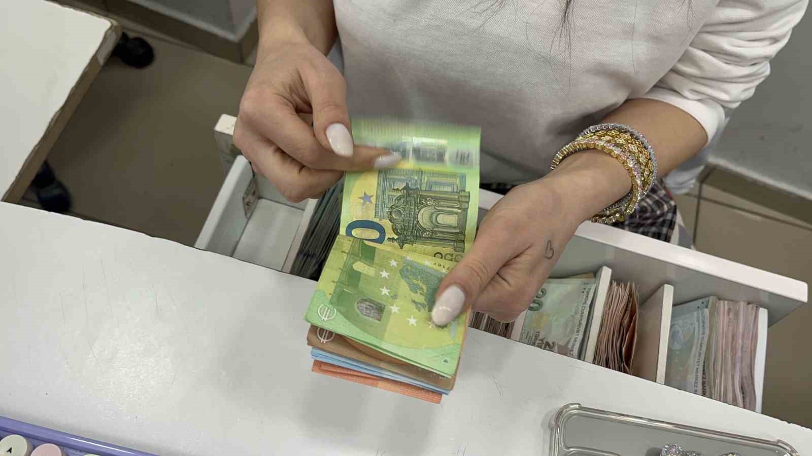 Bir anlık dalgınlık 100 Euro’ya böyle mal oldu
Bir anlık dalgınlık 100 Euro’ya böyle mal oldu