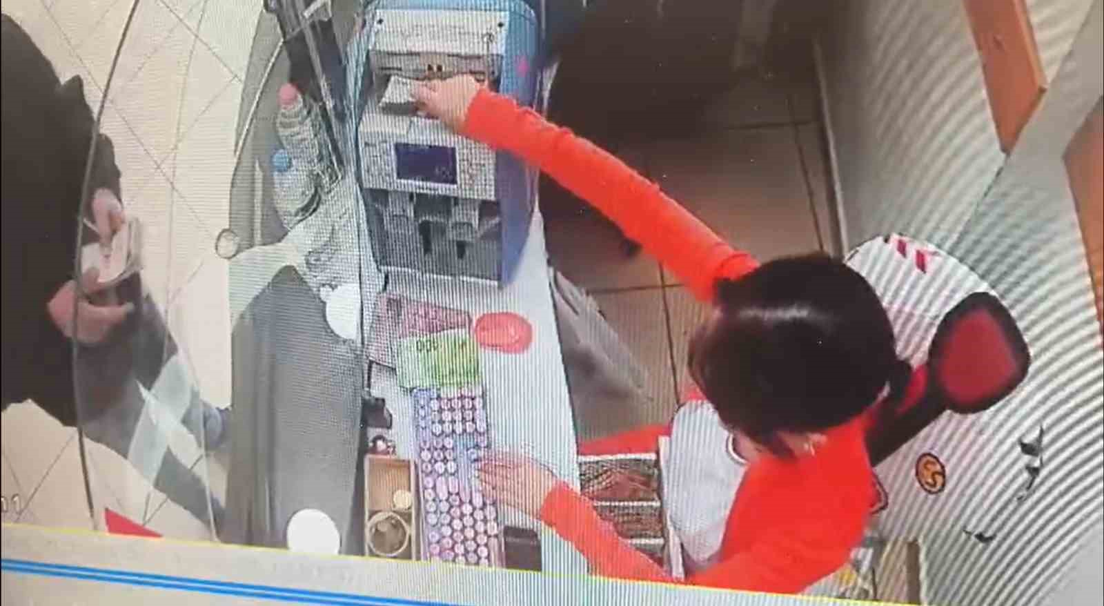 Bir anlık dalgınlık 100 Euro’ya böyle mal oldu
Bir anlık dalgınlık 100 Euro’ya böyle mal oldu