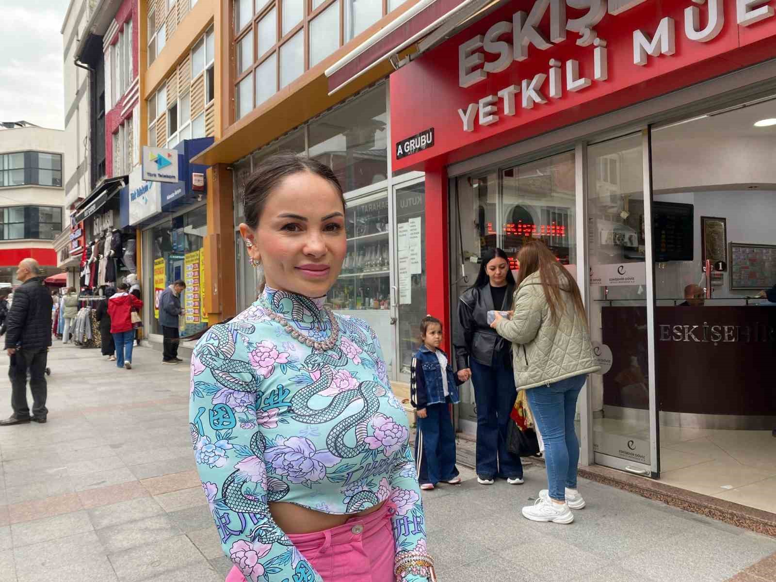 Bir anlık dalgınlıkla verilen 100 euro’yu müşteri geri getirdi
