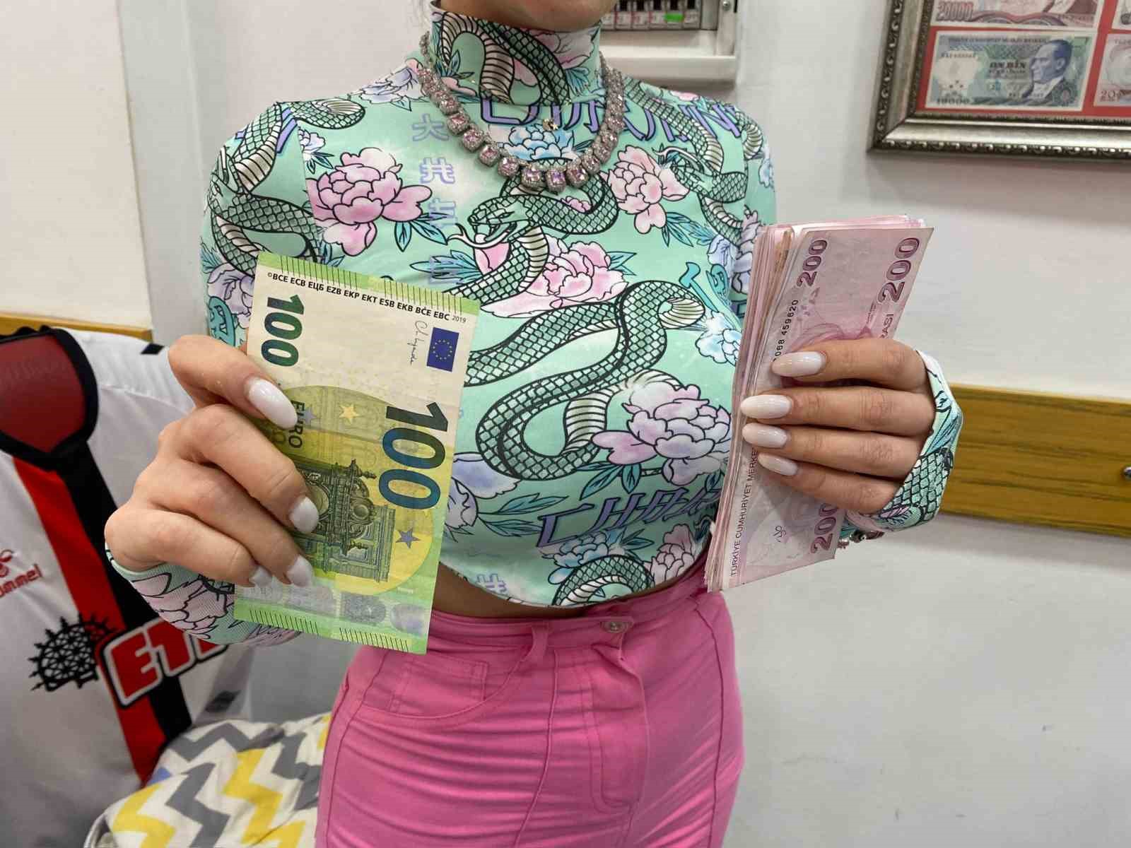 Bir anlık dalgınlıkla verilen 100 euro’yu müşteri geri getirdi
