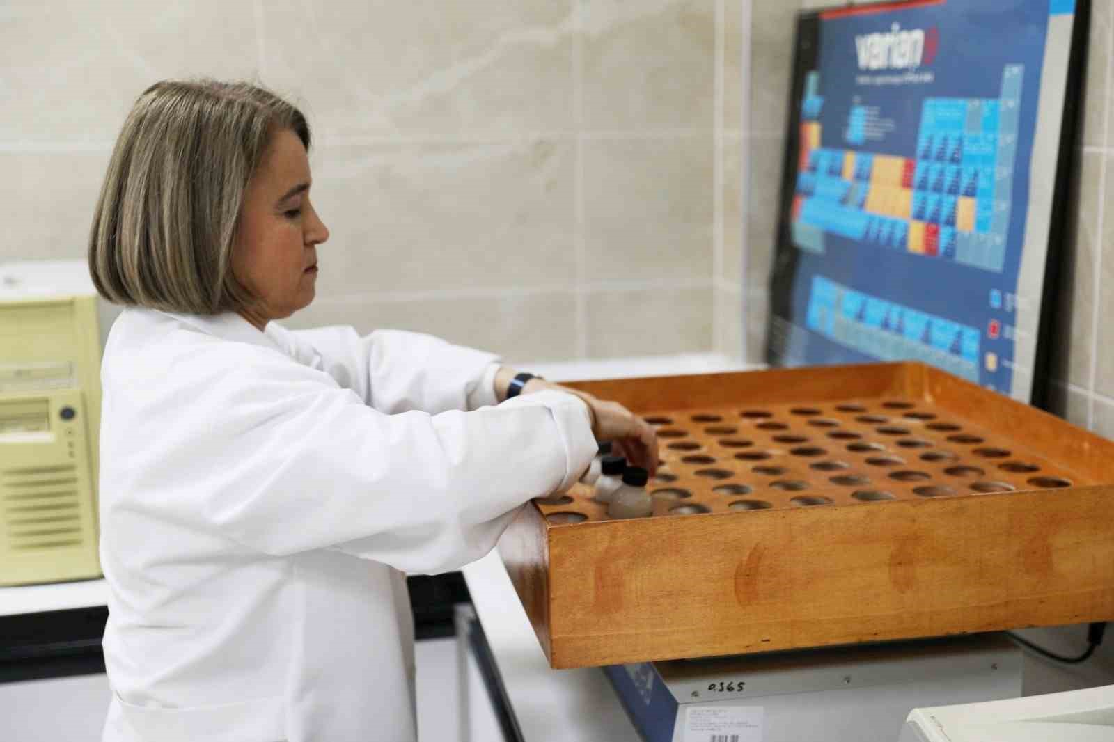 Bir avuç toprak, binlerce liralık zararı önleyebilir
Bir avuç toprak, binlerce liralık zararı önleyebilir