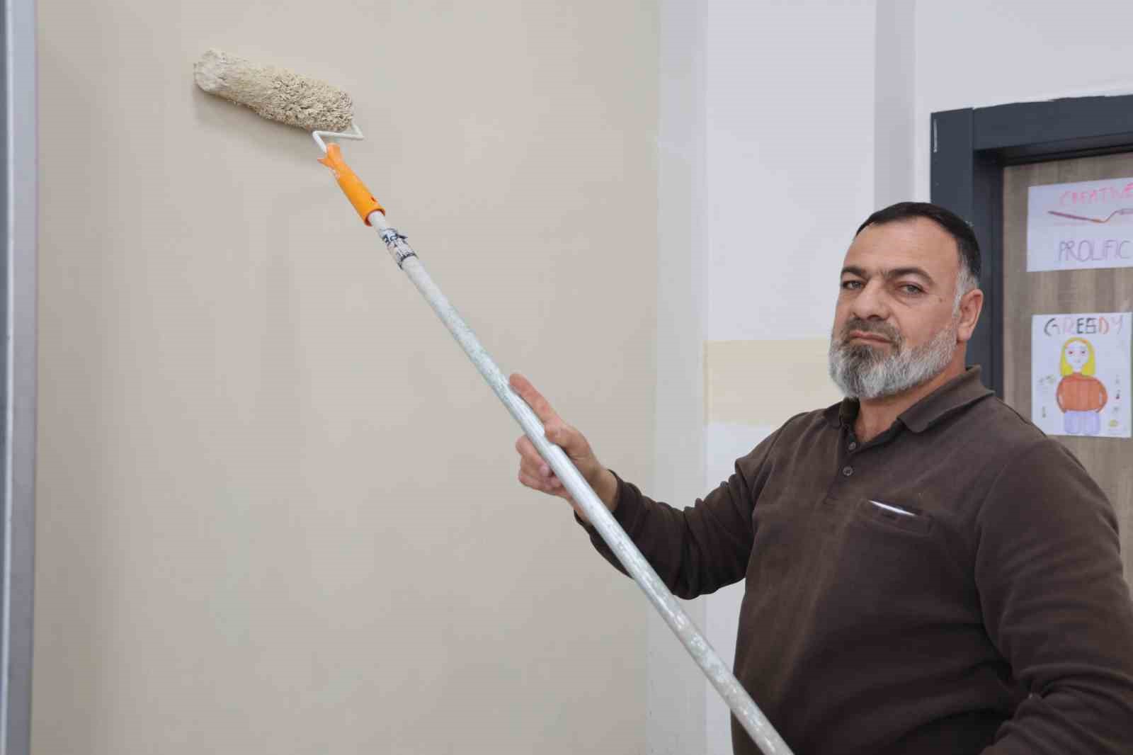 Bir babanın vefası: Şehit oğlunun adını taşıyan okulu kendi elleriyle yeniliyor
