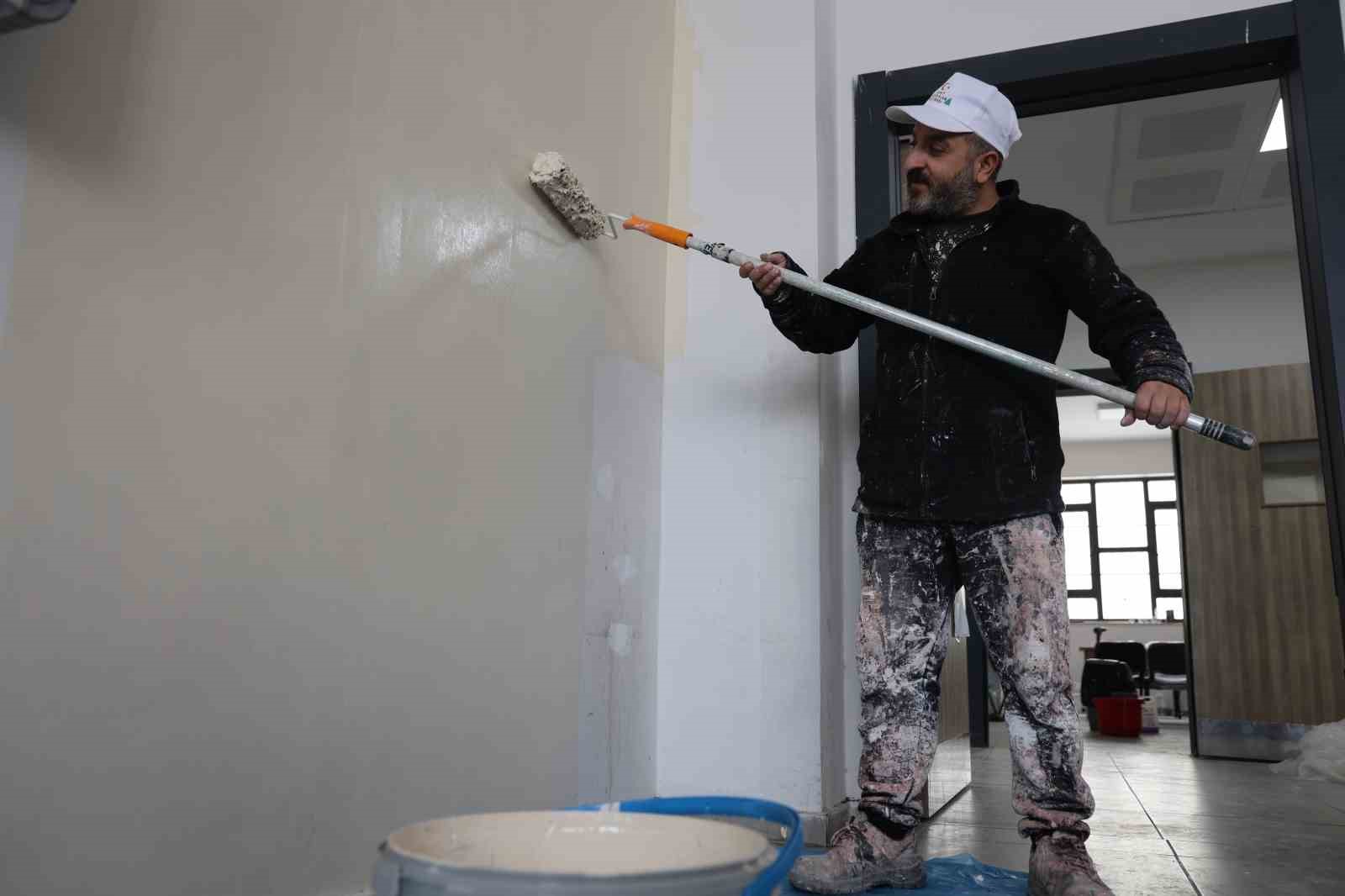 Bir babanın vefası: Şehit oğlunun adını taşıyan okulu kendi elleriyle yeniliyor
