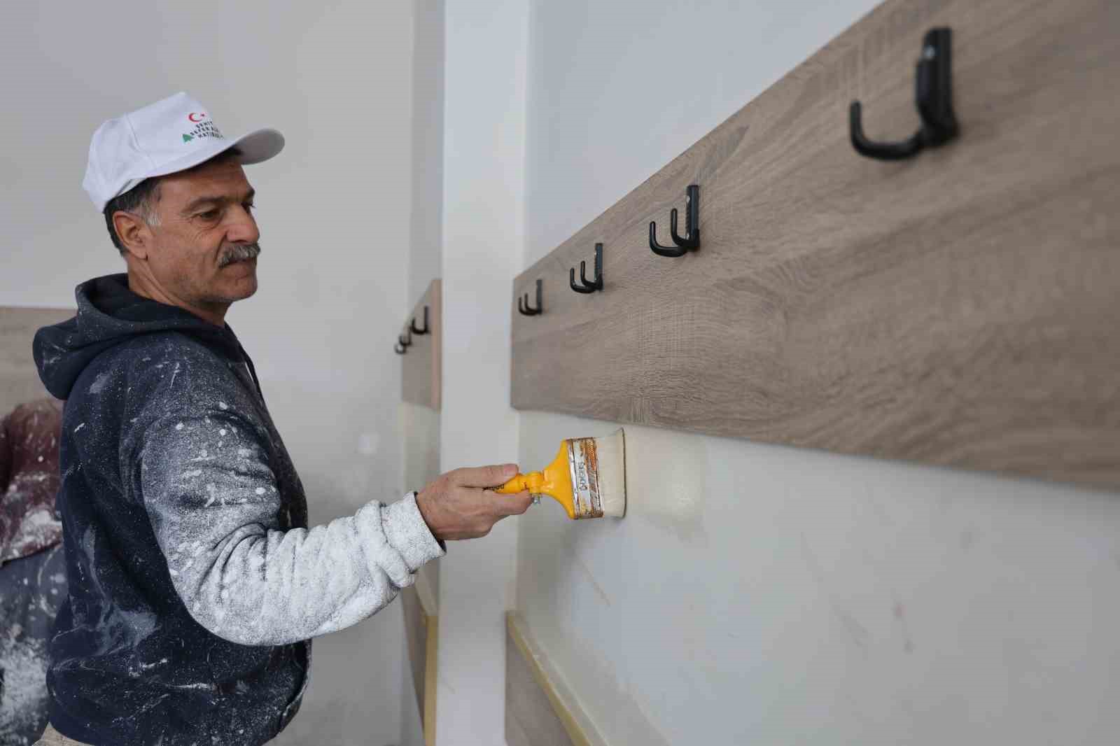 Bir babanın vefası: Şehit oğlunun adını taşıyan okulu kendi elleriyle yeniliyor
