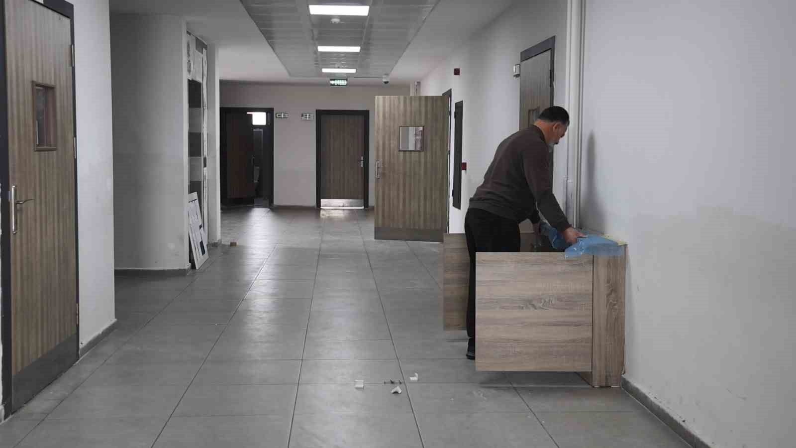 Bir babanın vefası: Şehit oğlunun adını taşıyan okulu kendi elleriyle yeniliyor
