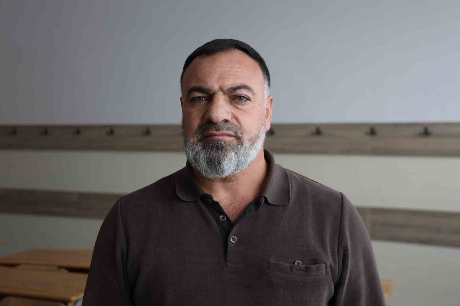 Bir babanın vefası: Şehit oğlunun adını taşıyan okulu kendi elleriyle yeniliyor
