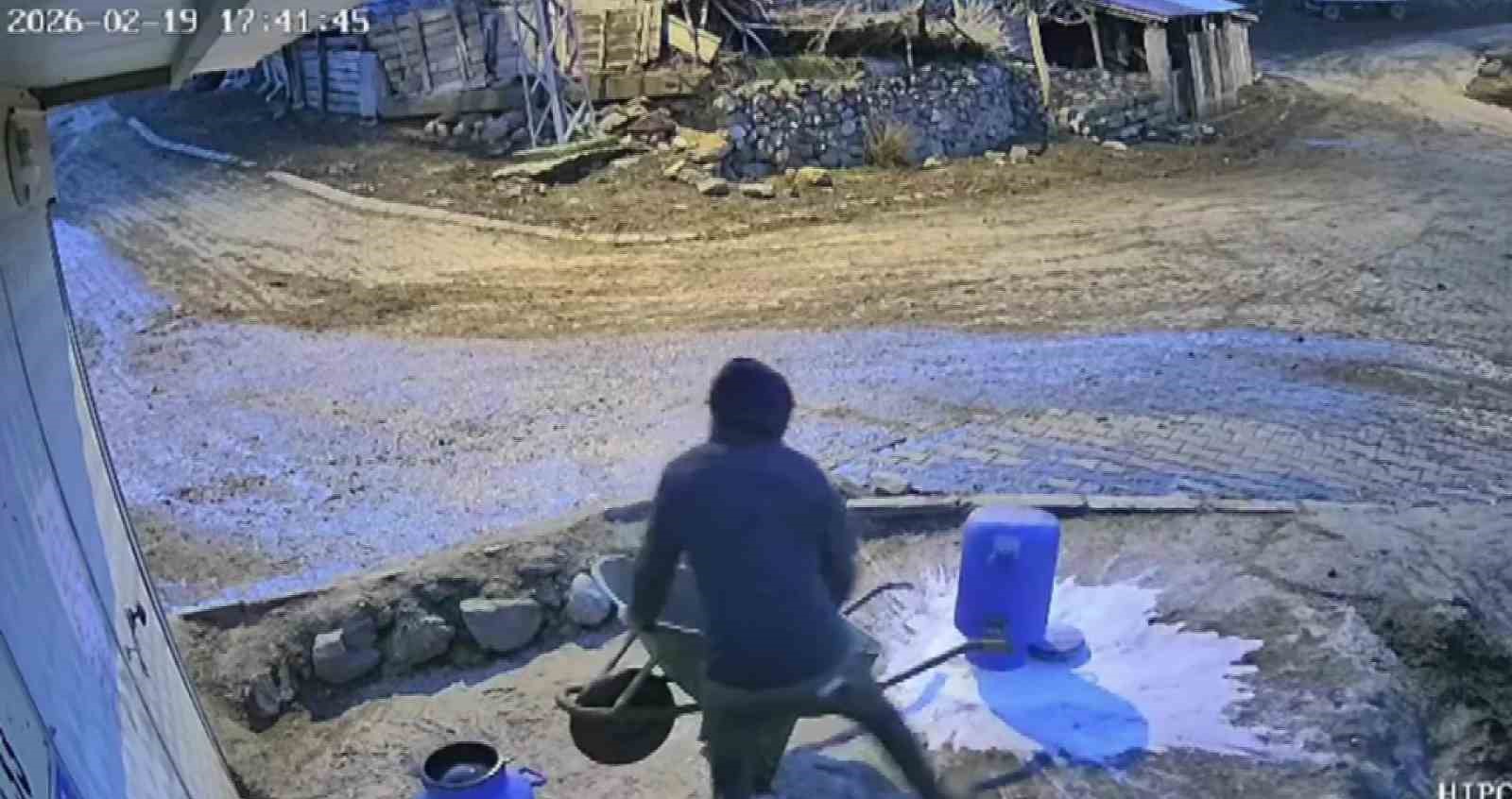 Bir bidon sütü deviren gencin çaresiz anları kamerada
