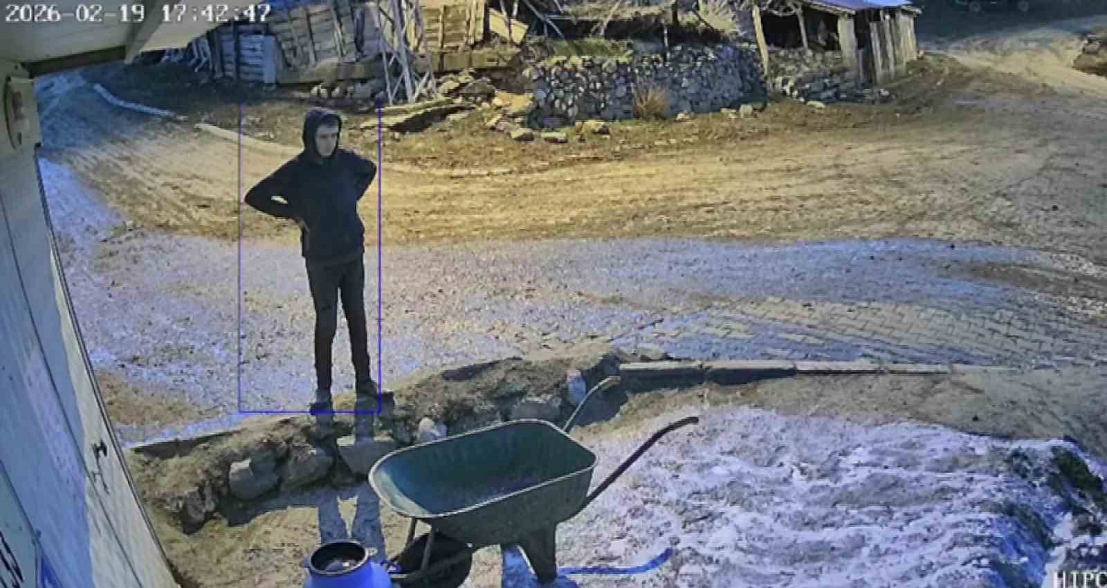 Bir bidon sütü deviren gencin çaresiz anları kamerada
