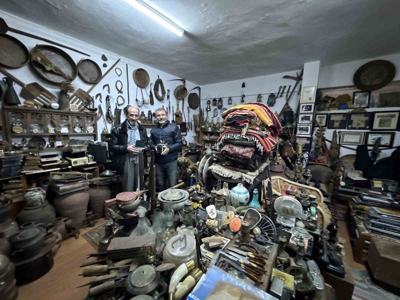 Bir bisküvi kutusuyla başladı, 15 bine yakın parçadan oluşan etnografya koleksiyonuna dönüştü
