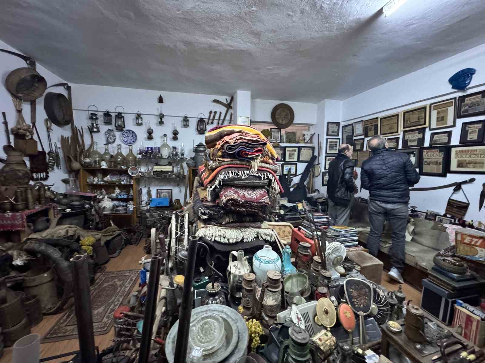 Bir bisküvi kutusuyla başladı, 15 bine yakın parçadan oluşan etnografya koleksiyonuna dönüştü
