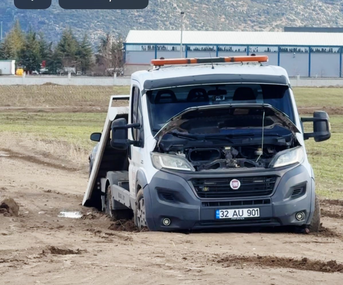 Bir çekiciyi kurtarmaya giden iki çekici de çamura saplandı

