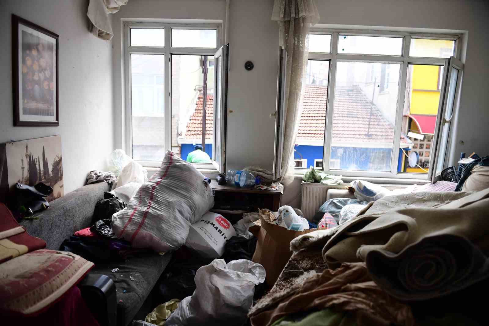 Bir daireden 4 kamyon çöp çıktı
