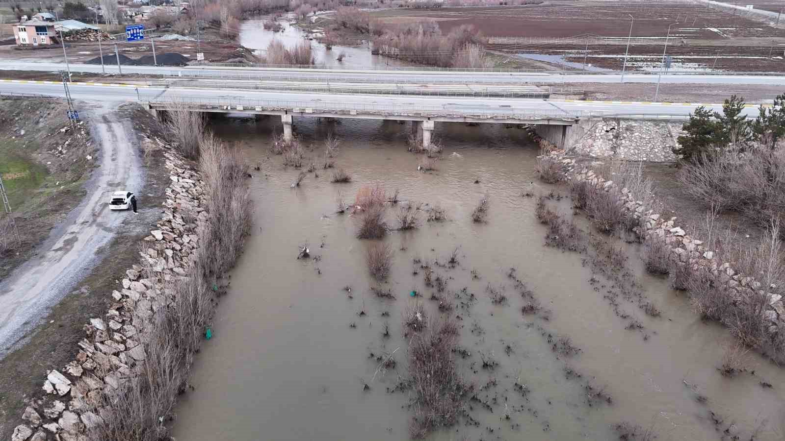 Bir dönem tamamen kuruyan nehir, yeniden coştu
