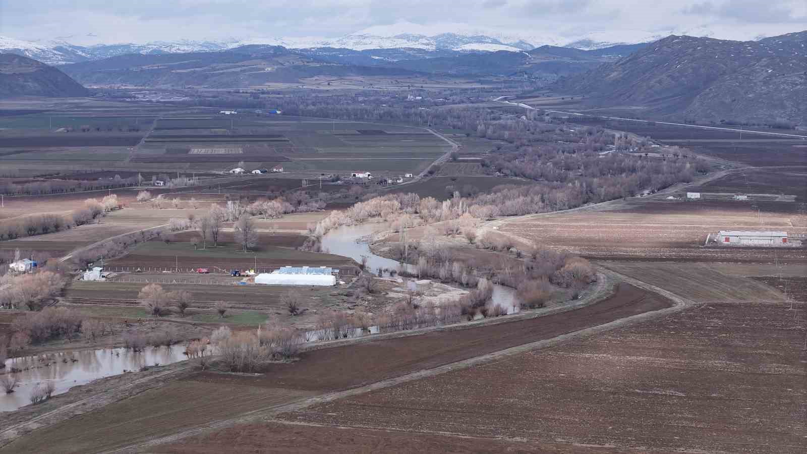 Bir dönem tamamen kuruyan nehir, yeniden coştu
