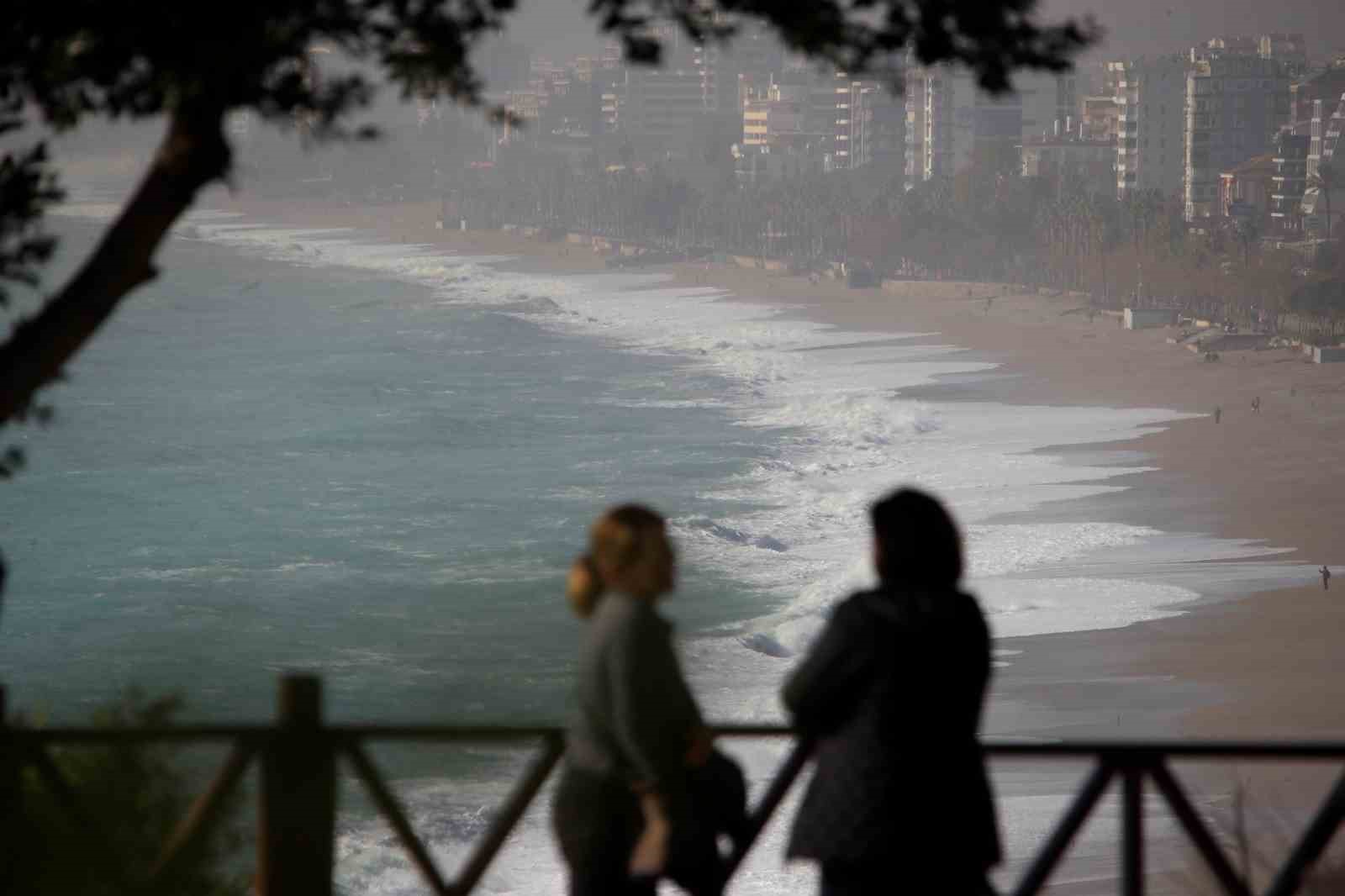 Bir hafta aradan sonra güneşi gören Antalyalılar sahile akın etti
