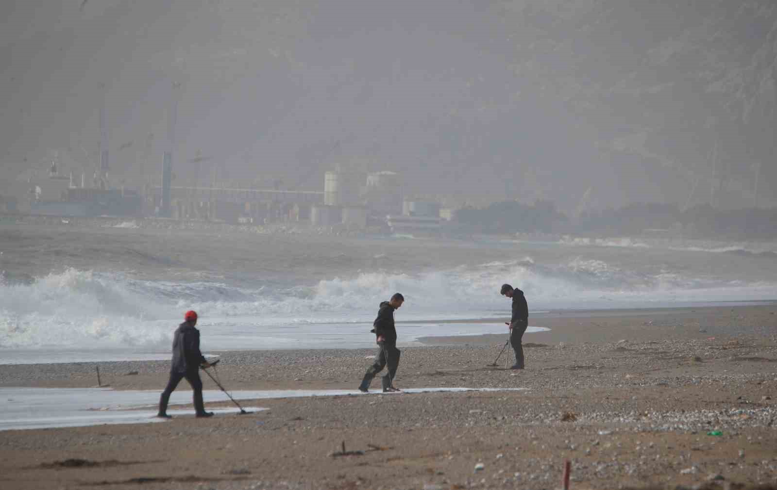 Bir hafta aradan sonra güneşi gören Antalyalılar sahile akın etti
