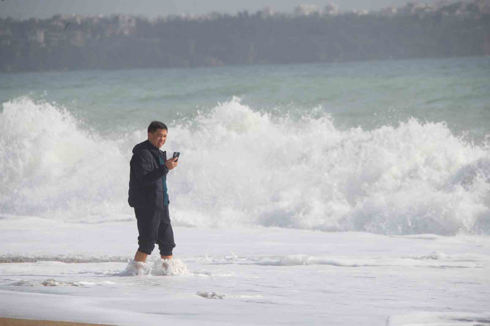 Bir hafta aradan sonra güneşi gören Antalyalılar sahile akın etti
