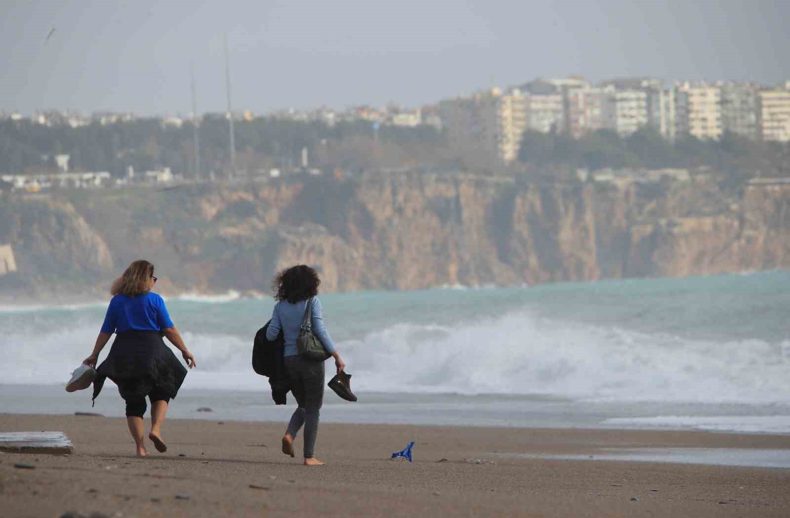 Bir hafta aradan sonra güneşi gören Antalyalılar sahile akın etti
