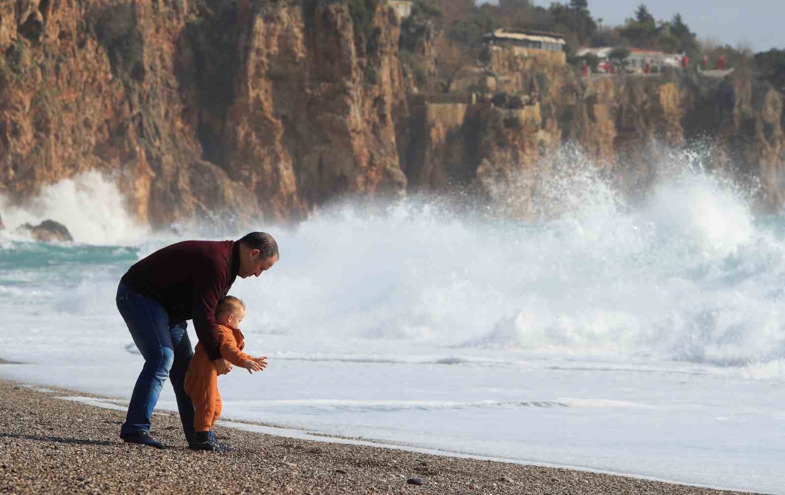 Bir hafta aradan sonra güneşi gören Antalyalılar sahile akın etti
