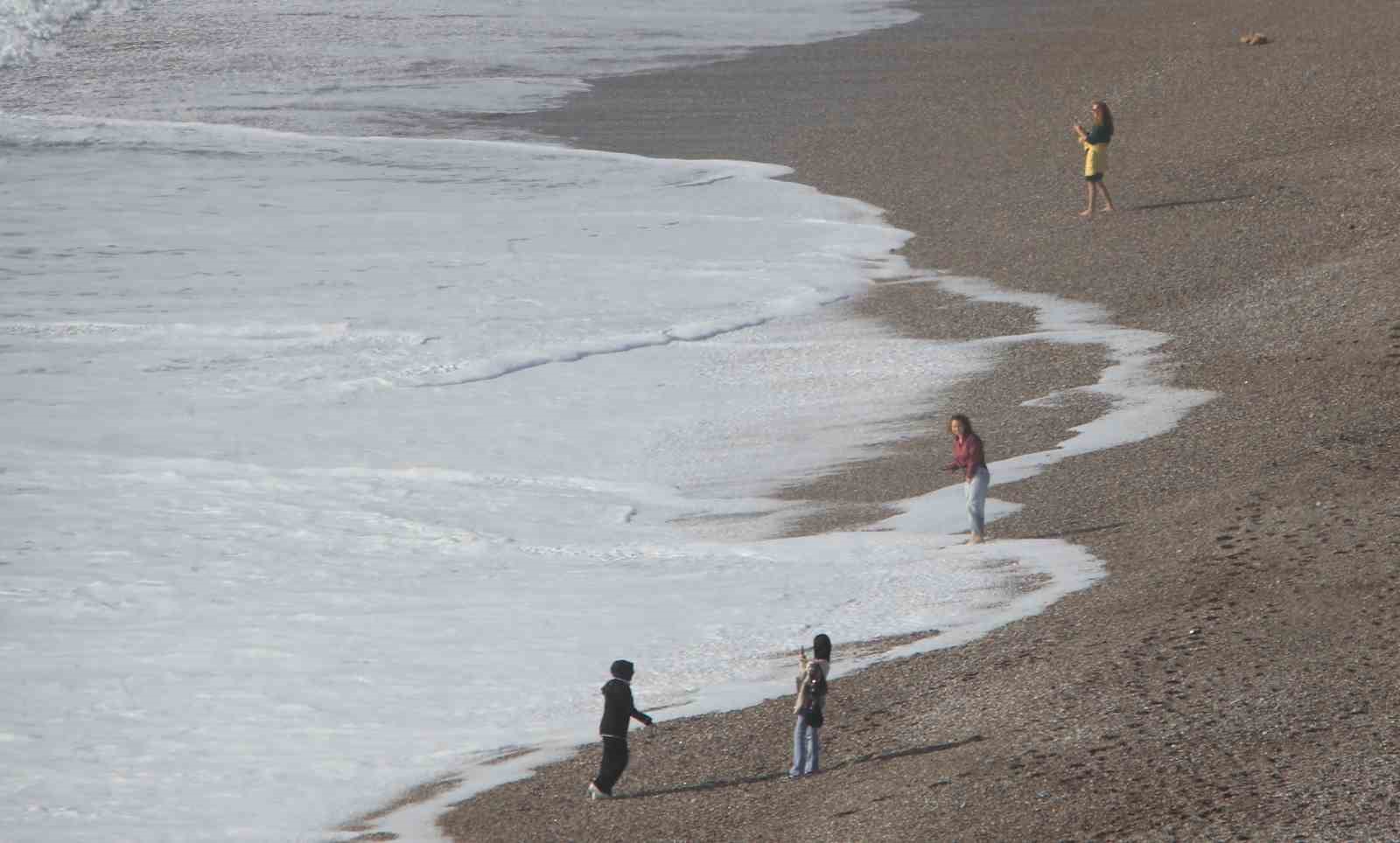 Bir hafta aradan sonra güneşi gören Antalyalılar sahile akın etti
