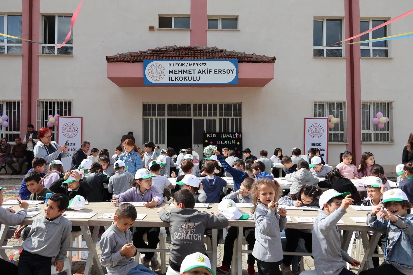 "Bir Hayalin Olsun Projesi" ile öğrenciler hayallerini seramiklere yansıttı
