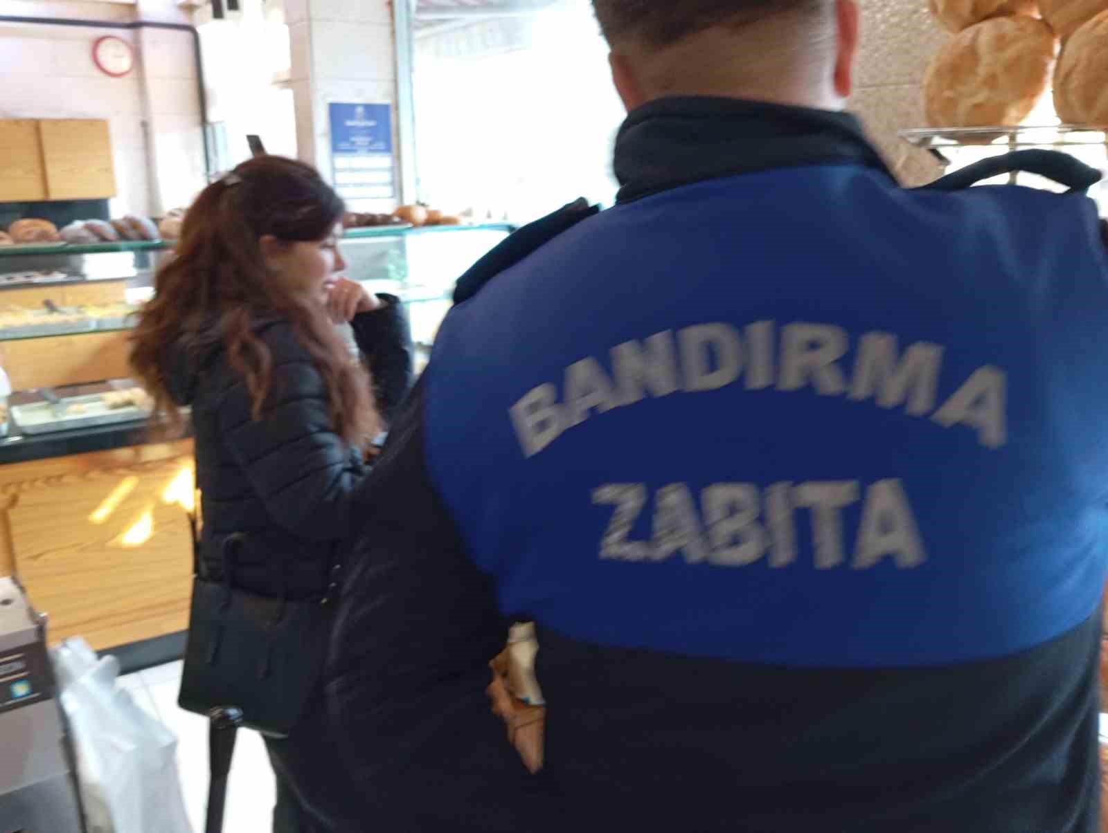 Bir ısırıkta şok: Kurabiyeden sigara izmariti çıktı
Bir ısırıkta şok: Kurabiyeden sigara izmariti çıktı