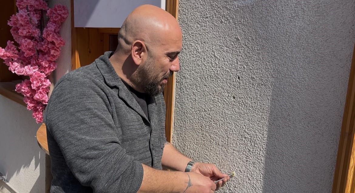 ‘Bir kafeden daha fazlası’ yazısını fark etti, ağacı sırtlayıp gitti O anlar kamerada
