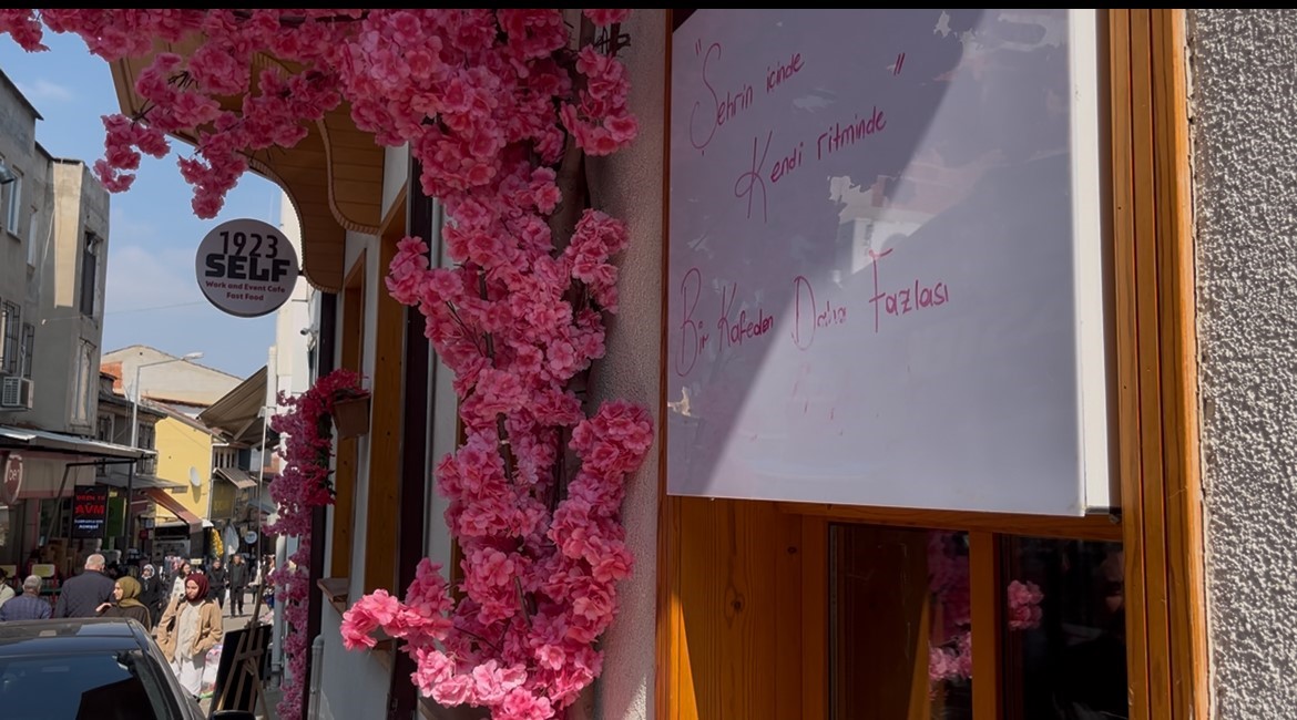 ‘Bir kafeden daha fazlası’ yazısını fark etti, ağacı sırtlayıp gitti O anlar kamerada
