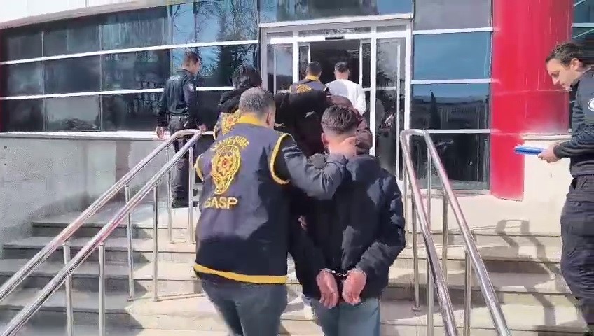 Bir kişinin ağır yaralandığı bıçaklı saldırıda 3 şahıs gözaltına alındı
