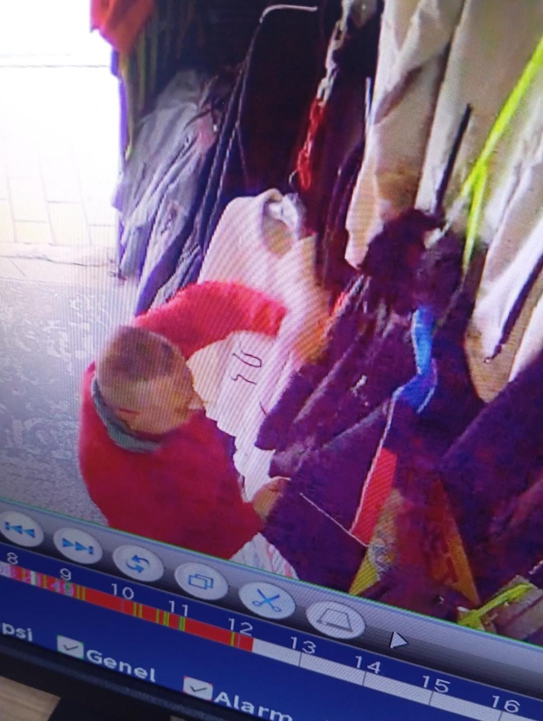 Bir mağazadan mont diğerinden ayakkabı çaldı: O anlar kamerada
Bir mağazadan mont diğerinden ayakkabı çaldı: O anlar kamerada