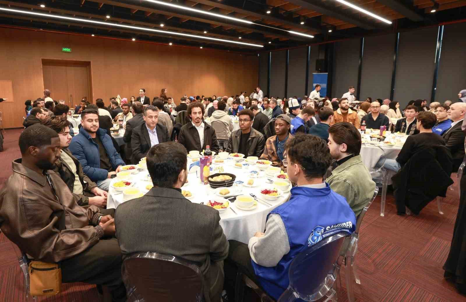 Bir sofra etrafında 100’den fazla ülke: Uluslararası öğrencilerle gönül köprüsü kuruldu
