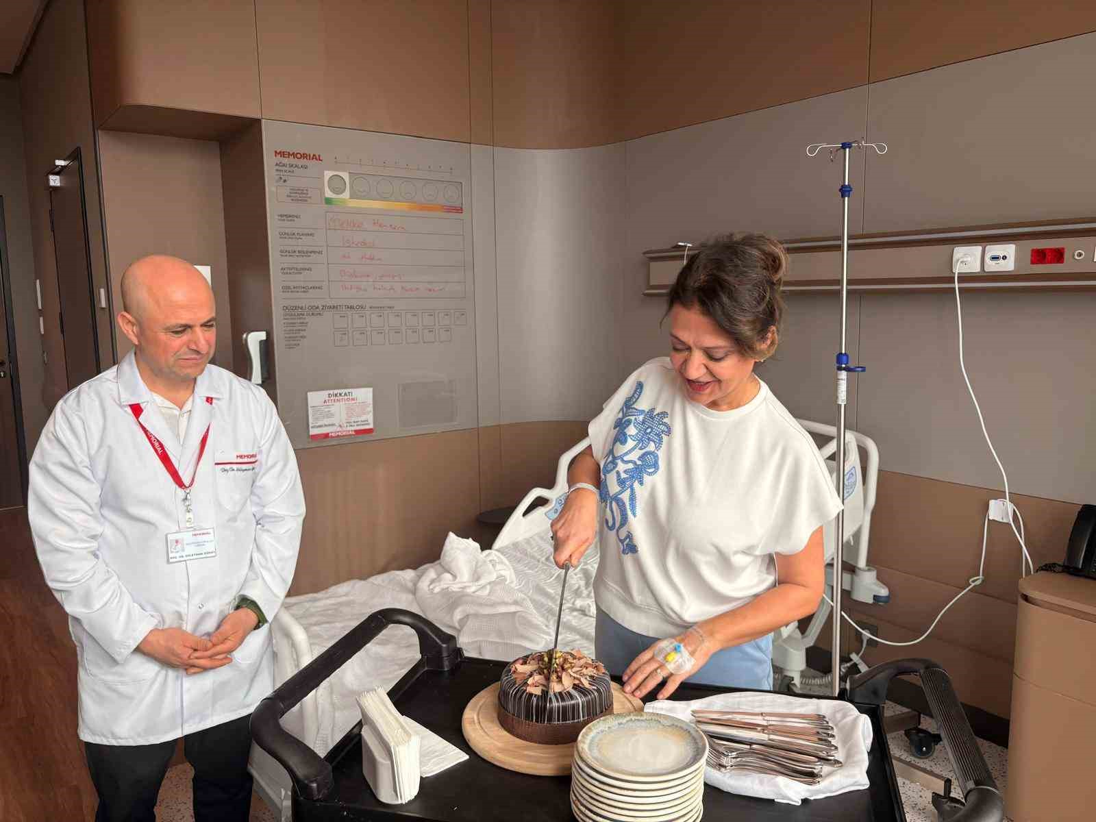 Bir yıl yutma mücadelesi veren doktor, doğum günü pastasını yutabilmenin mutluluğunu yaşadı
