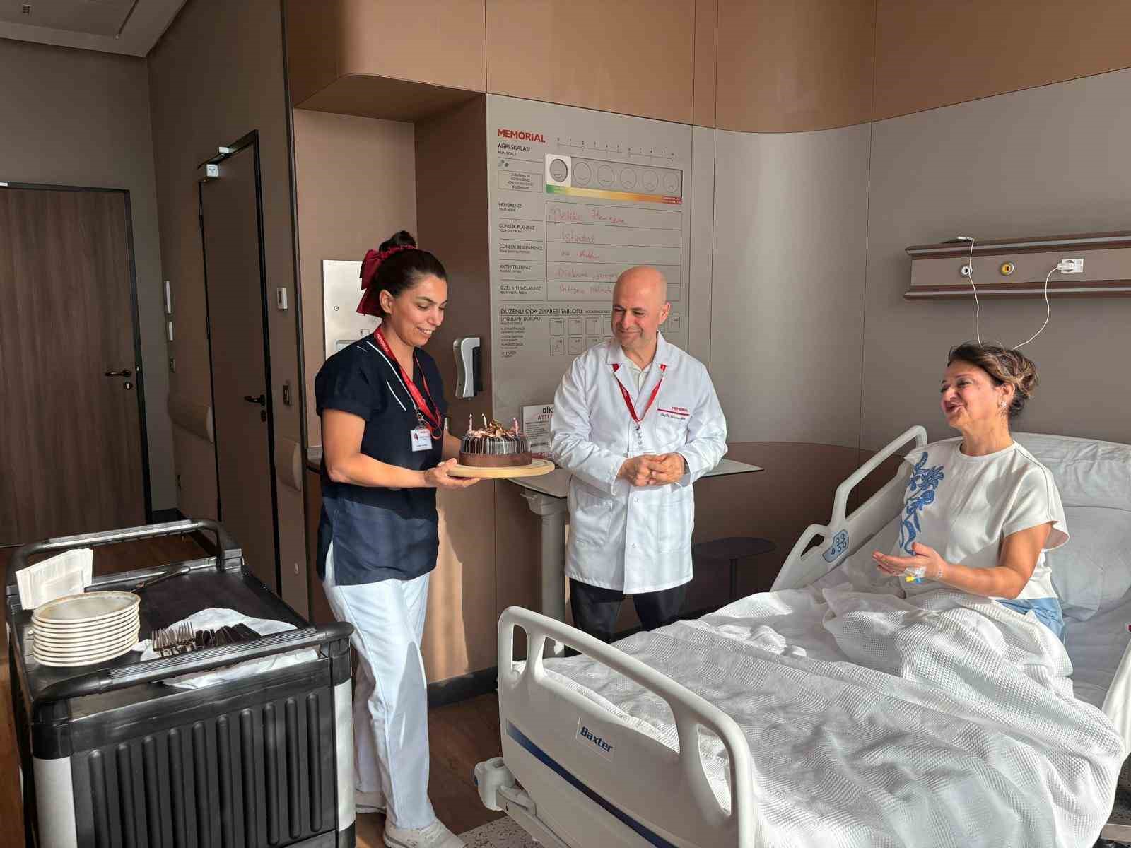 Bir yıl yutma mücadelesi veren doktor, doğum günü pastasını yutabilmenin mutluluğunu yaşadı
