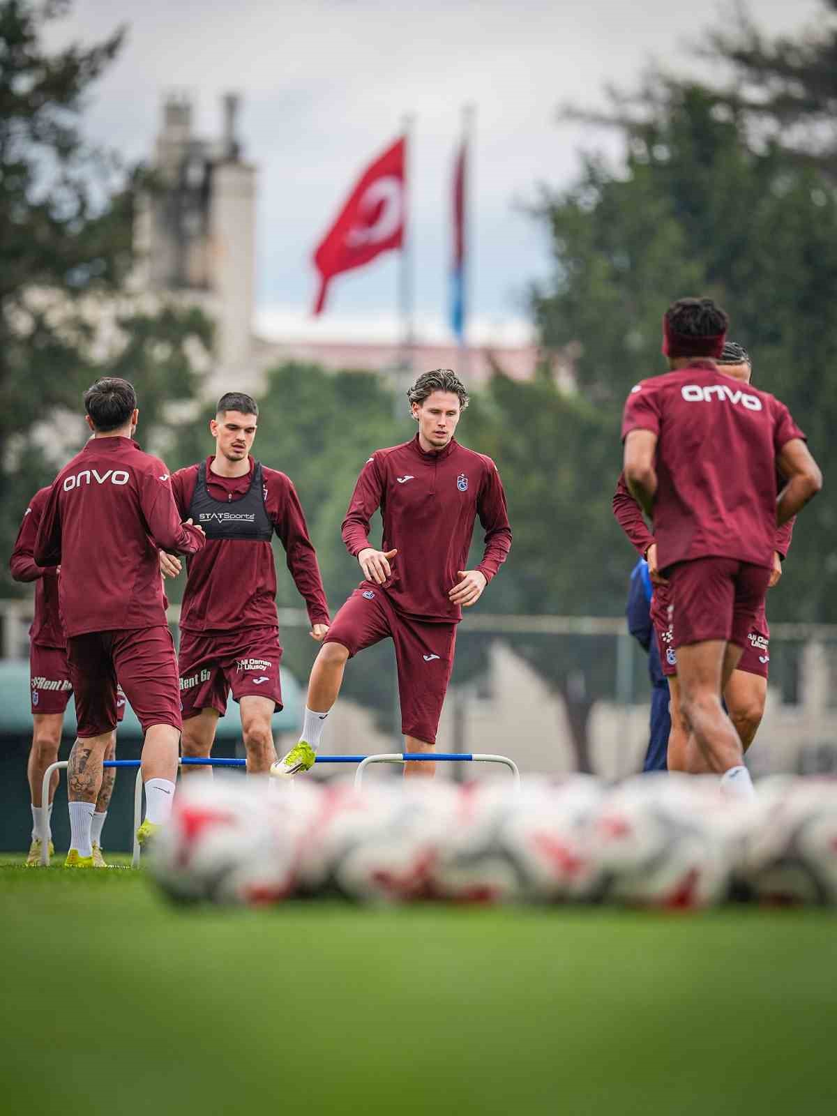 Bir yılda krizden zirveye çıkan Trabzonspor, şampiyonluk hesapları yapıyor
Bir yılda krizden zirveye çıkan Trabzonspor, şampiyonluk hesapları yapıyor