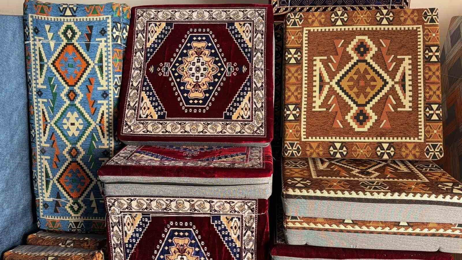 Bir zamanlar her evde bulunan hasır yastıklar zamana yenik düştü
