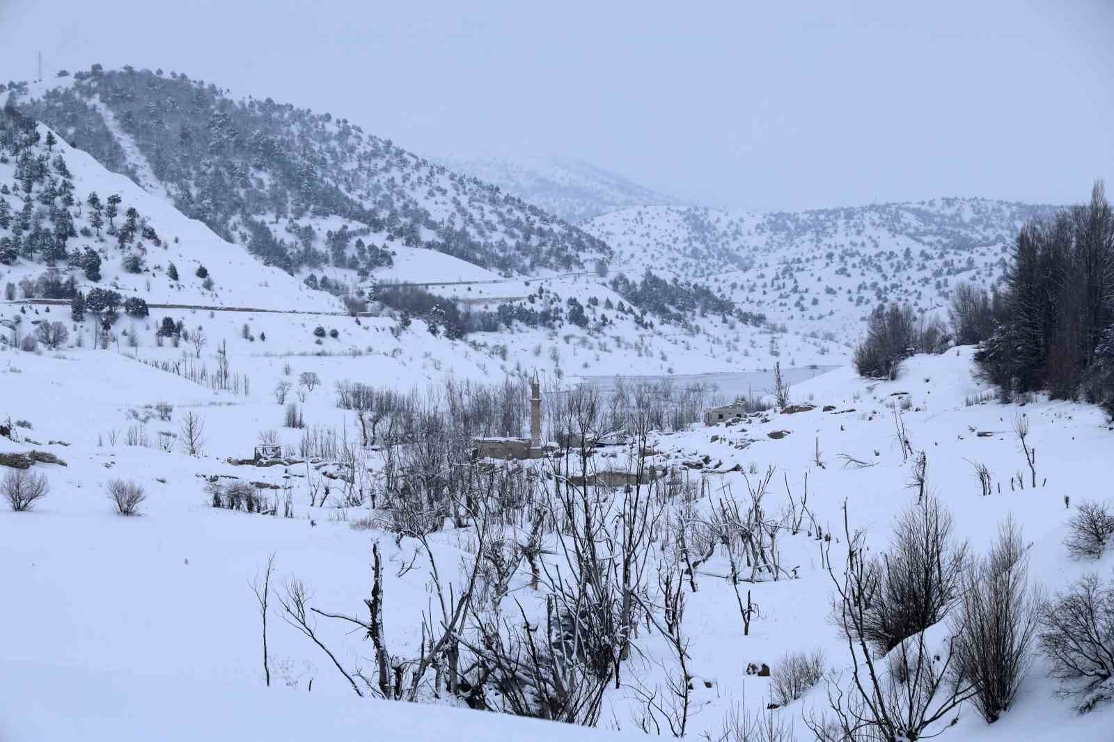 Bir zamanlar tamamen sular altında kalan köy, şimdi de kar altında kaldı
