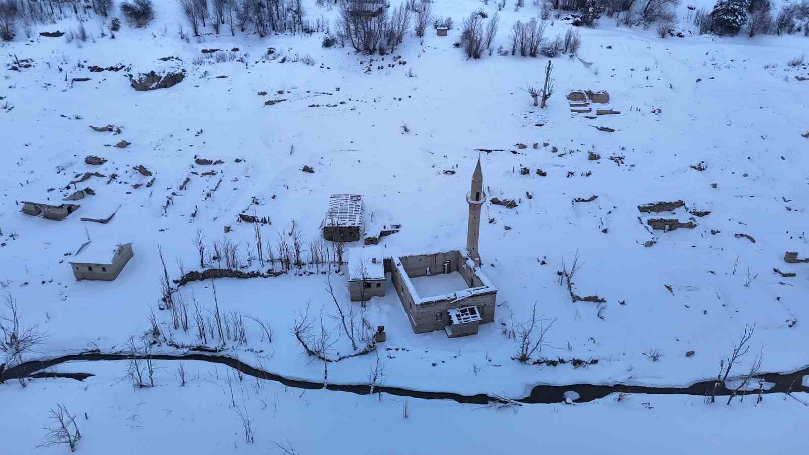 Bir zamanlar tamamen sular altında kalan köy, şimdi de kar altında kaldı
