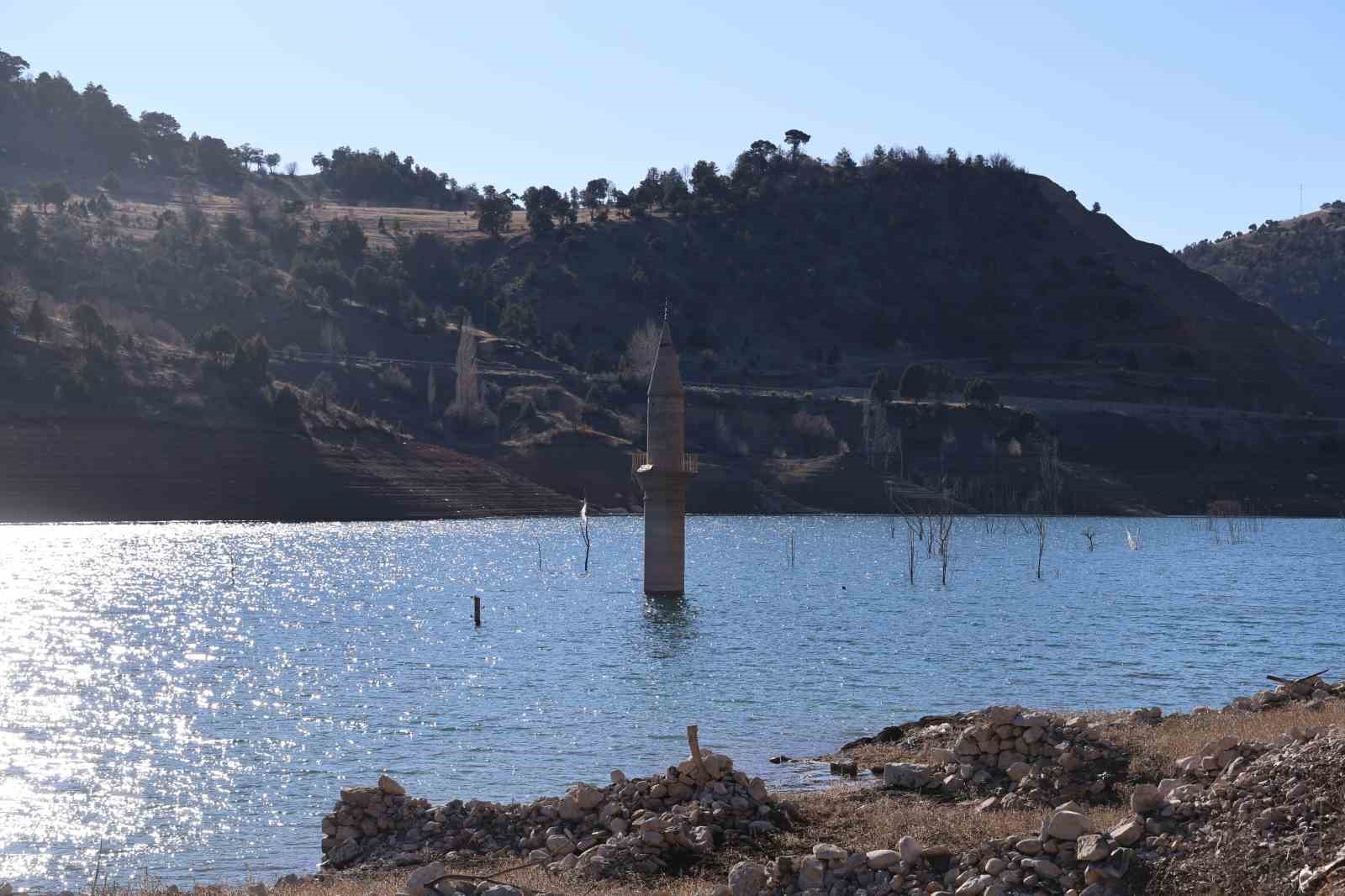 Bir zamanlar tamamen sular altında kalan köy, şimdi de kar altında kaldı
