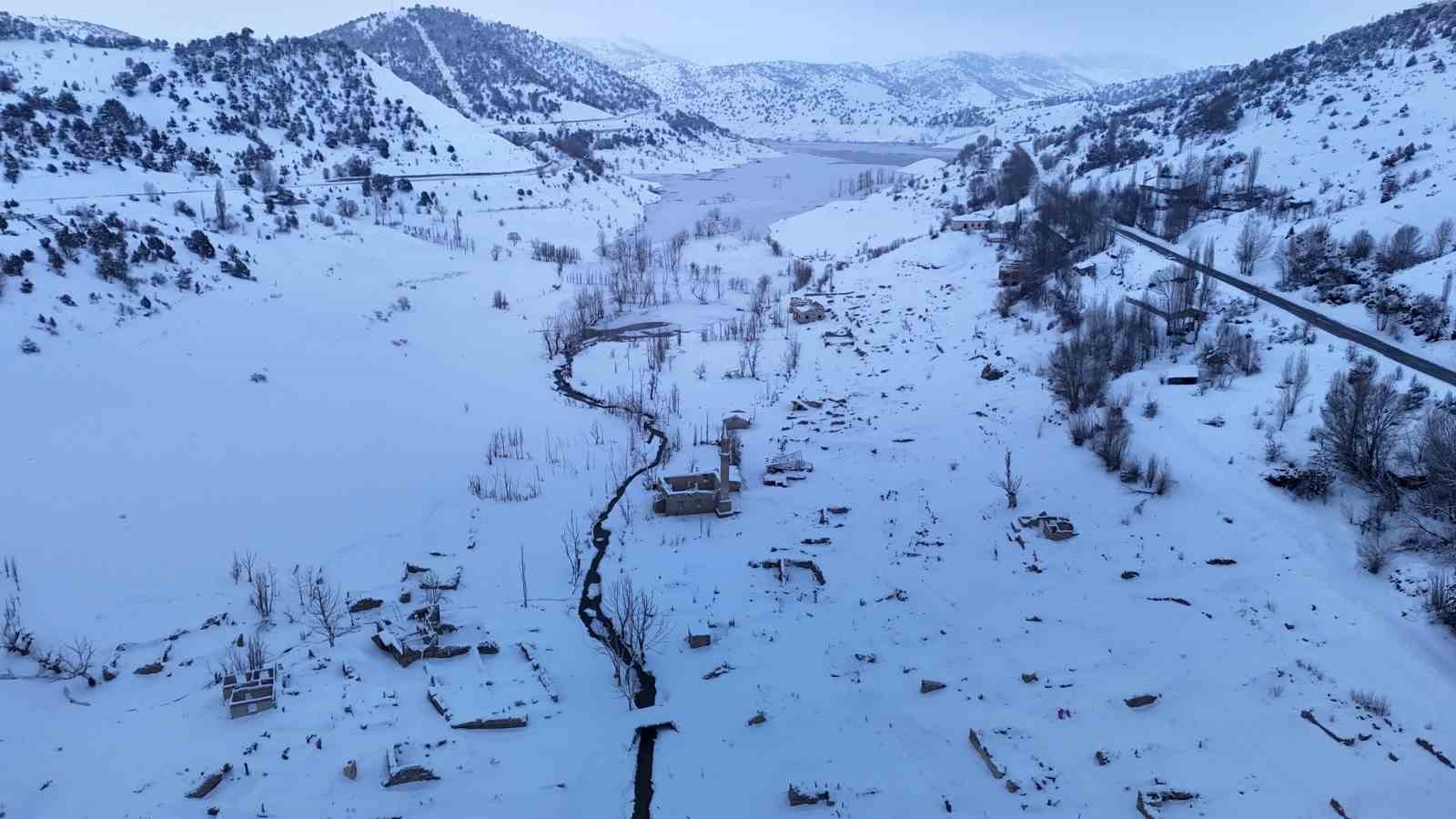 Bir zamanlar tamamen sular altında kalan köy, şimdi de kar altında kaldı
