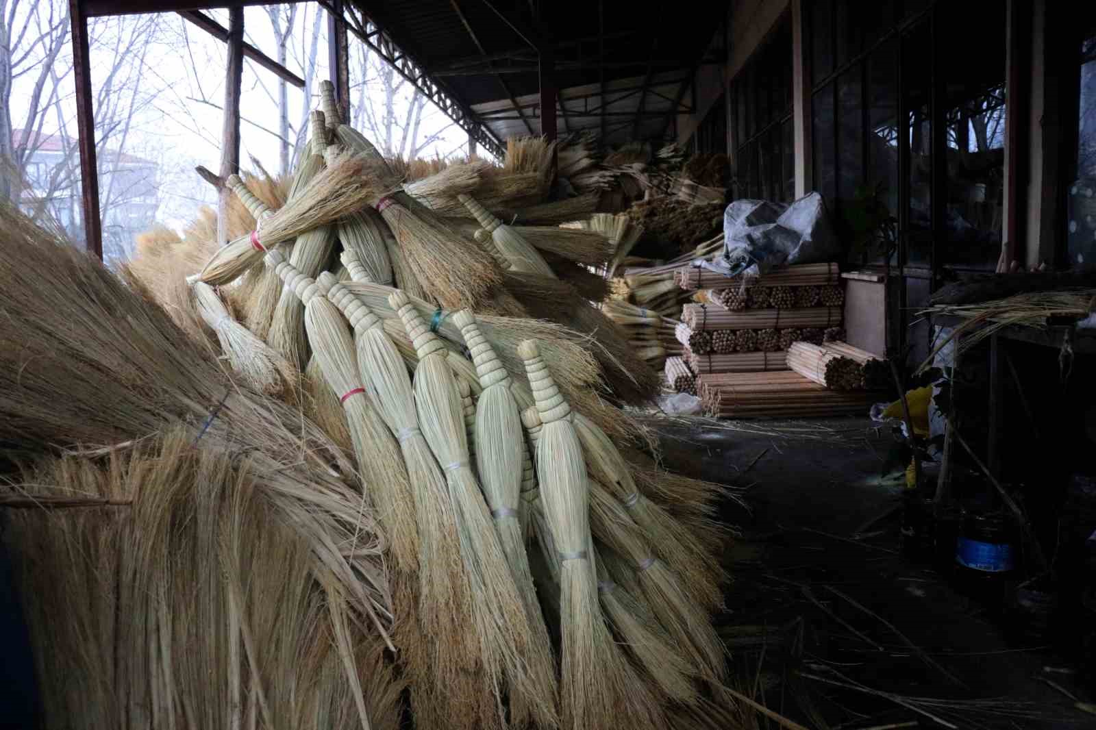 Bir zamanların vazgeçilmeziydi, şimdi yok oluyor: Ot süpürgelerde son ustalar
