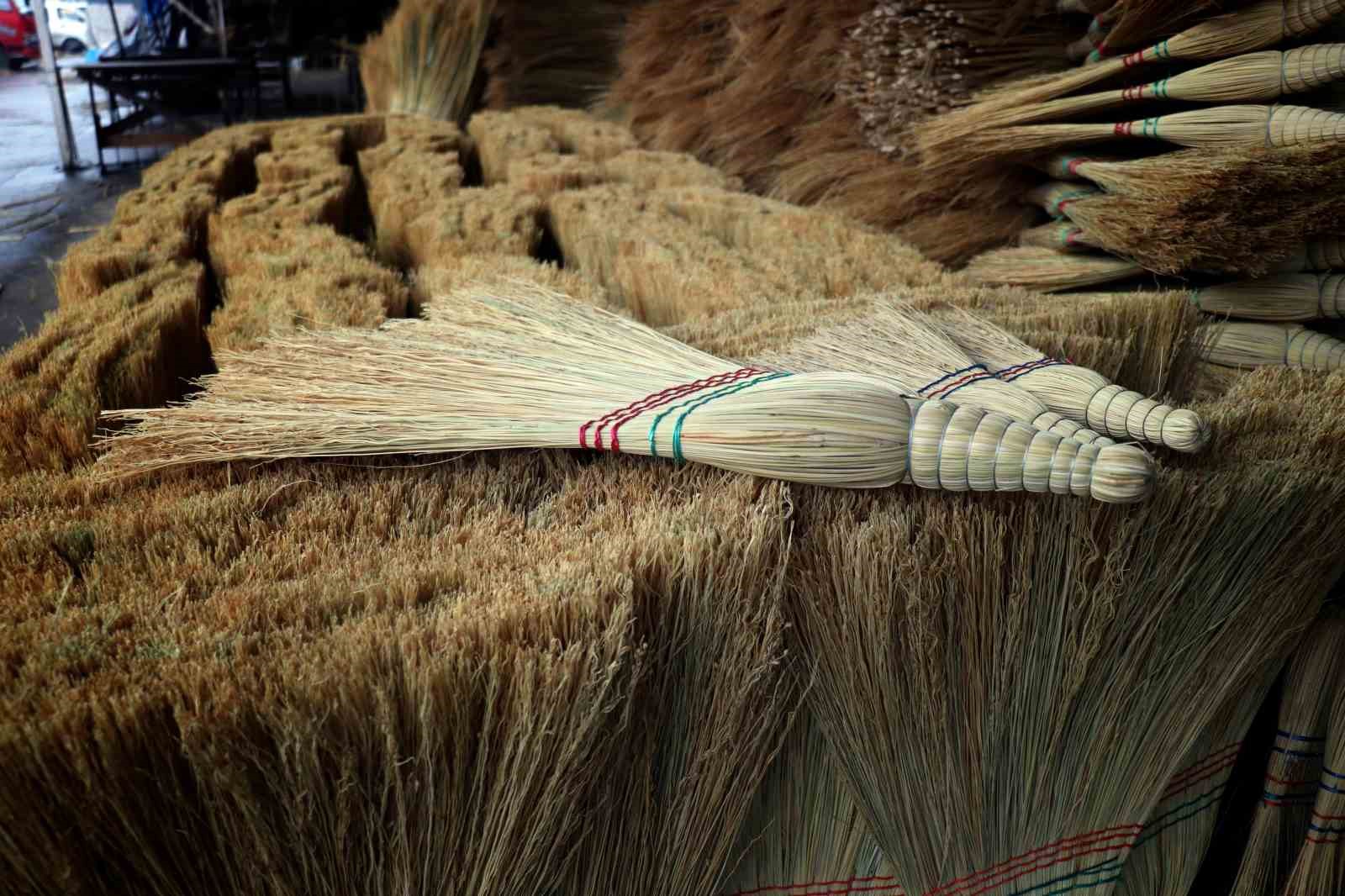 Bir zamanların vazgeçilmeziydi, şimdi yok oluyor: Ot süpürgelerde son ustalar
